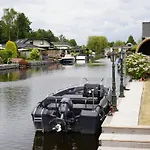 With Waterfront Sauna And Boat Alpesi faház Loosdrecht